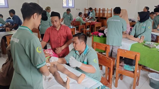 LK PCNU Kraksaan Gelar Khitan Massal di Ponpes Robithatul Qur’an Gading